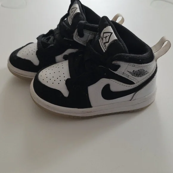 Jordan 1 Mid SE Toddler Black and White Sneakers - Picture 5 of 7